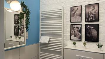 Douche, sèche-cheveux, serviettes fournies, savon