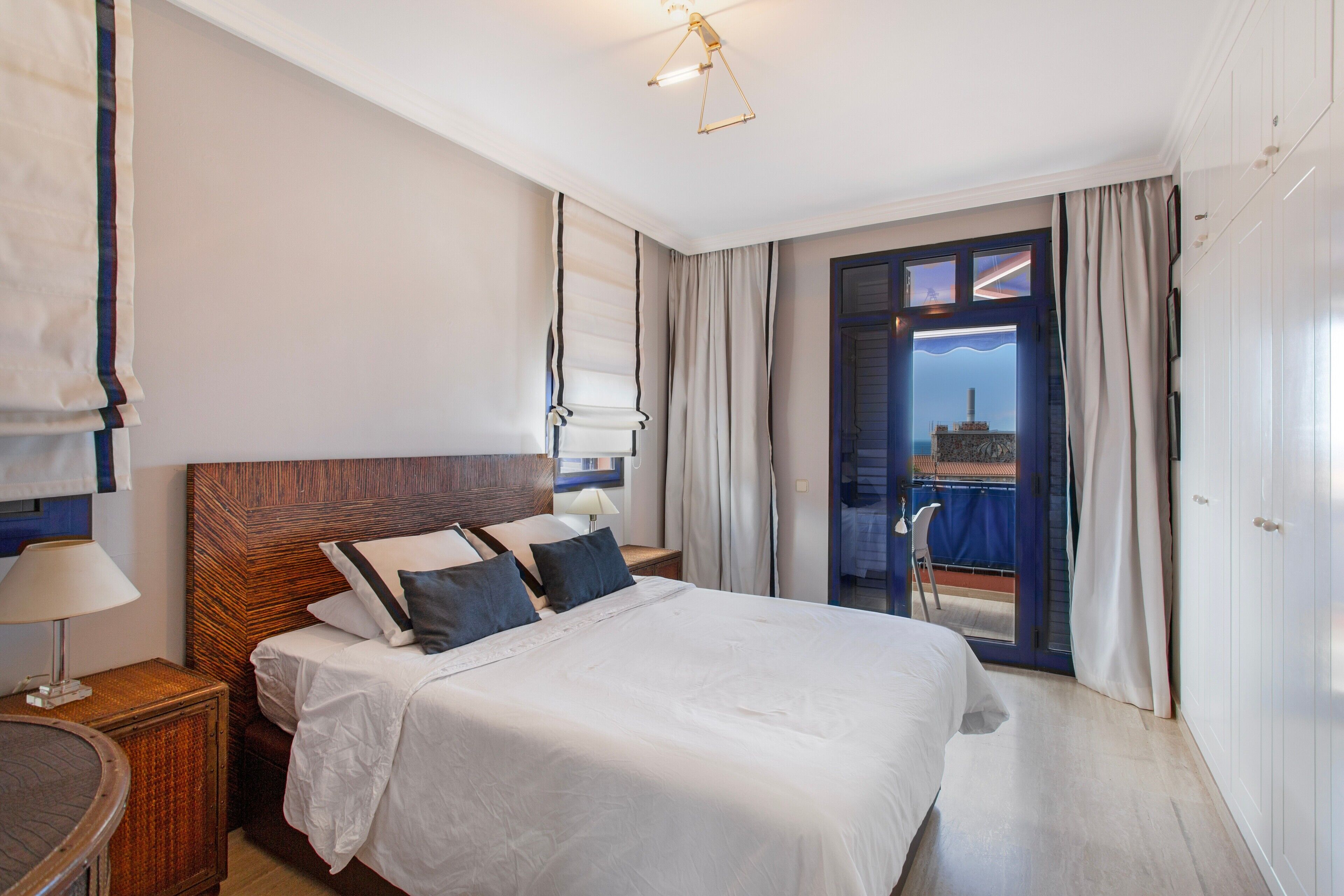 4 habitaciones, tabla de planchar con plancha, wifi y ropa de cama 