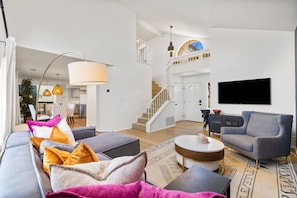 Smart TV - Designer renovated 2 bedroom, 2.5 bathroom home in Oasis Country Club (Palm Desert)