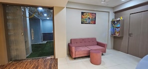 Lobby sitting area - Hotel The Shivay (Ahmedabad)