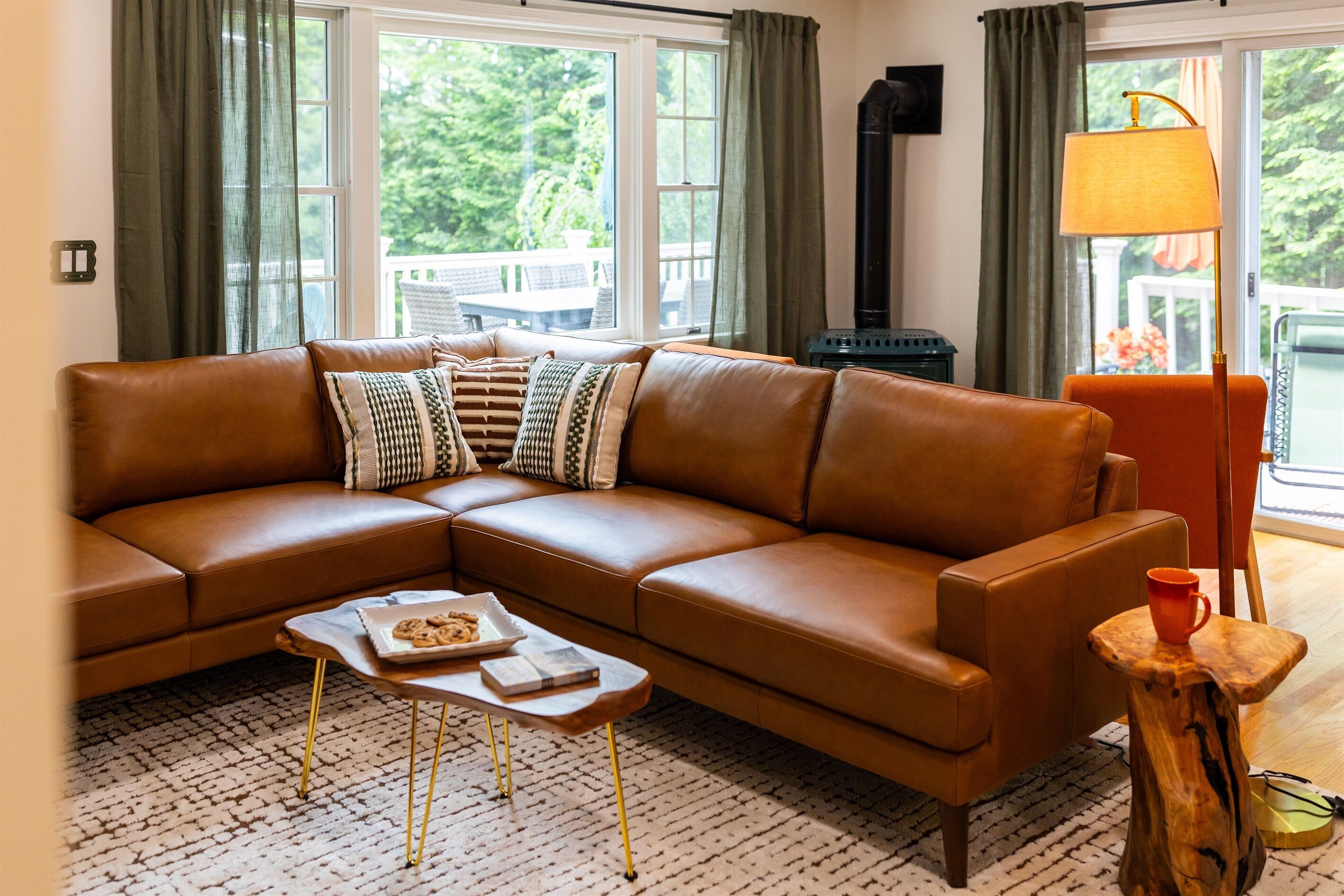 智能电视、壁炉、书