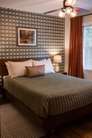 Een bureau, een strijkplank/strijkijzer, reisbedje, gratis wifi