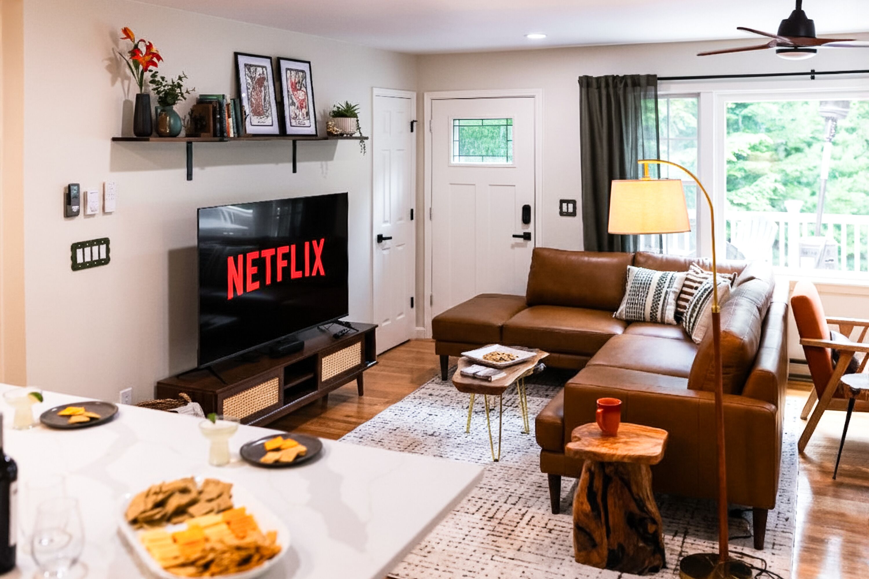 Älytelevisio, takka, kirjoja