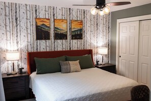 4 slaapkamers, een bureau, een strijkplank/strijkijzer, reisbedje