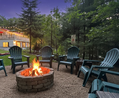 4BR Mtn Retreat w/ Hot Tub, Game Rm & 2 Kitchens – 15 Mins to North Conway!