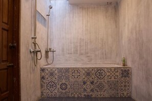 Comfort-Apartment, Blick auf den Innenhof | Badezimmer