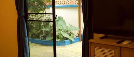 Apartemen Comfort, pemandangan halaman | Setrika/meja setrika dan Wi-Fi gratis