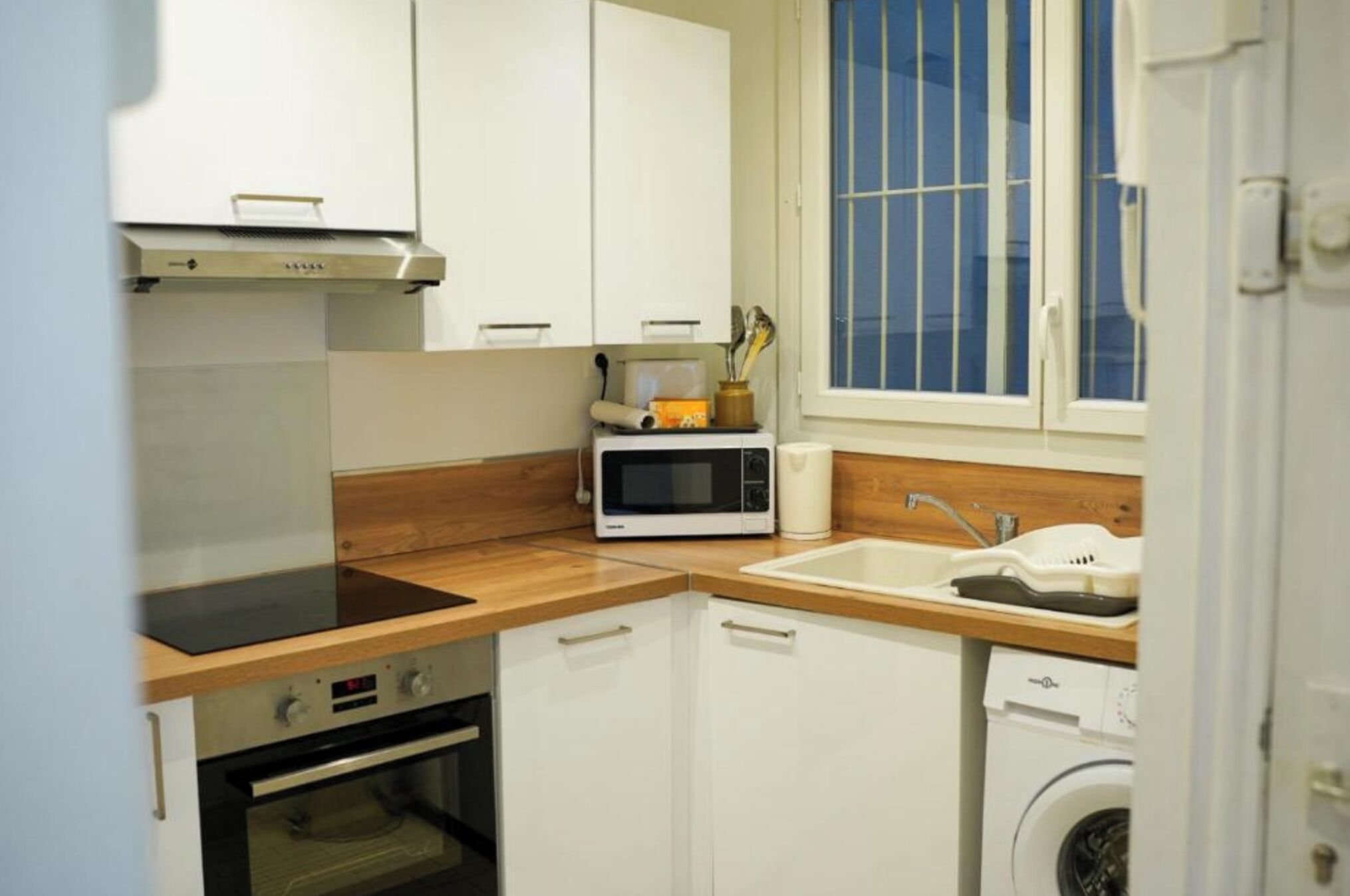 Een koelkast, een oven, een kookplaat, een waterkoker