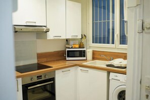 Réfrigérateur, four, plaque de cuisson, bouilloire électrique
