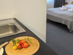 Apartemen Comfort, pemandangan kebun, tepi gunung | Dapur pribadi | Lemari es kecil, microwave, kompor, dan peralatan masak/sendok-piring
