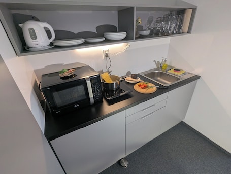 Frigobar, microondas, placa de cocina, utensilios de cocina