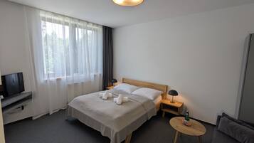 Comfort-Apartment, Gartenblick, Bergseite | Individuell dekoriert, individuell eingerichtet, Verdunkelungsvorhänge