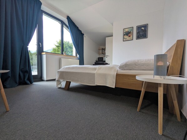 Decoración personalizada, muebles diferentes y cortinas blackout 