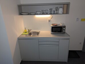 Frigobar, microondas, placa de cocina, utensilios de cocina