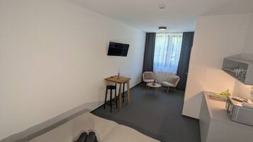 Comfort Apartment, Kitchenette, Mountainside | Individually decorated, individually furnished, blackout drapes