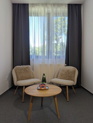 Decoración personalizada, muebles diferentes y cortinas blackout 