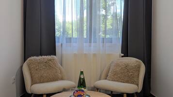 Comfort Apartment, Kitchenette, Mountainside | Dihias secara berasingan, dilengkapkan perabot secara berasingan