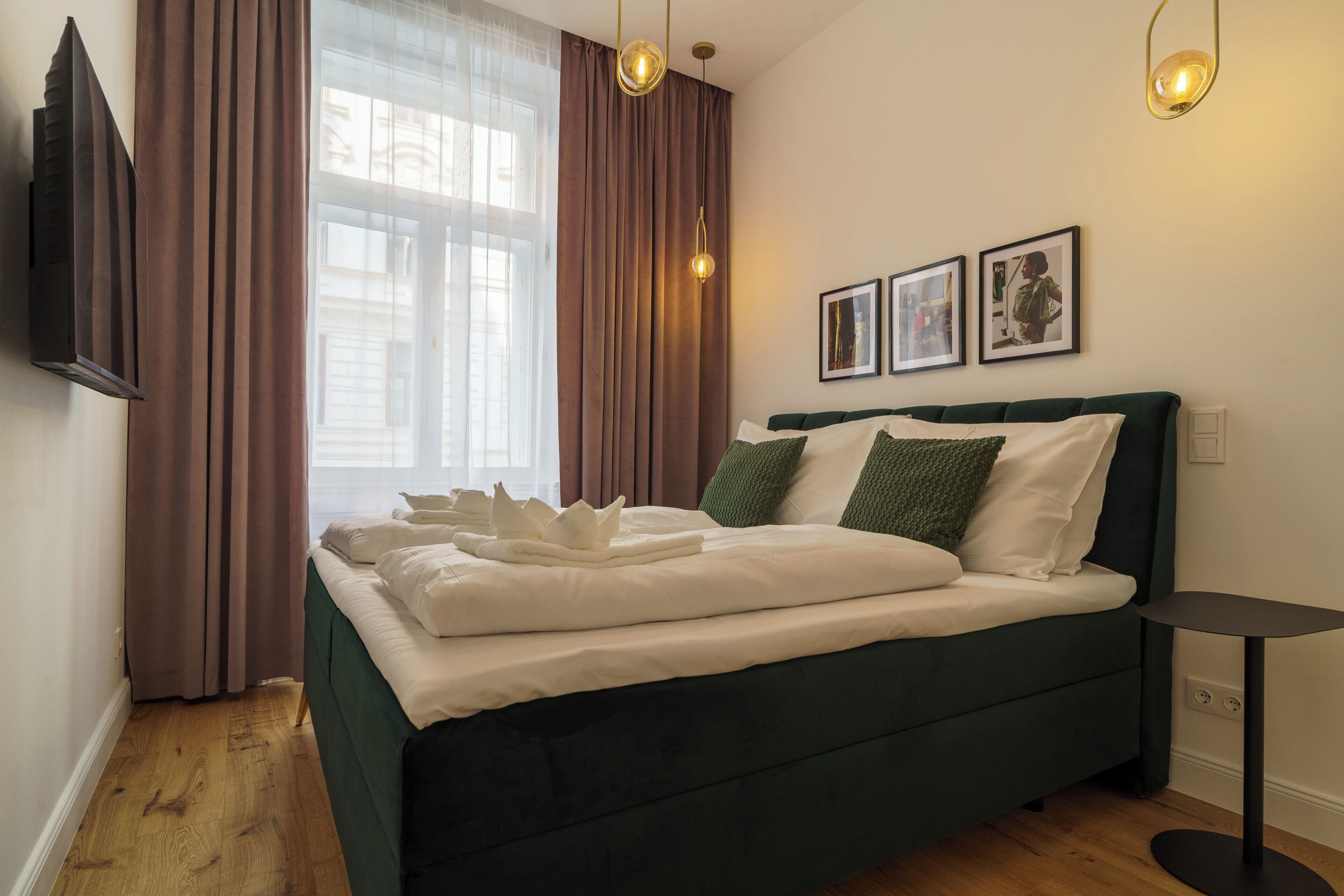 Deluxe appartement, 3 slaapkamers, niet-roken | Een kluis op de kamer, verduisterende gordijnen, geluiddichte muren
