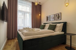 Leilighet – deluxe, 3 soverom, ikke-røyk | Safe på rommet, blendingsgardiner, lydisolert og strykejern/-brett