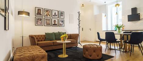 Appartement Deluxe, 3 chambres, non-fumeurs | Coin séjour | TV connectée de 50 pouces avec chaînes par câble, services de streaming