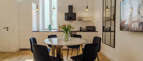 Apartamento Deluxe, 3 habitaciones, no fumadores | Restauración