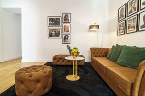 Leilighet – deluxe, 3 soverom, ikke-røyk | Oppholdsområde | En 50-tommers smart-TV med kabel-kanaler samt strømmetjenester