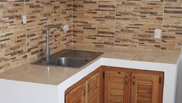 Jääkaappi, mikroaaltouuni, liesi, kahvin-/teenkeitin