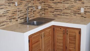 Kühlschrank, Mikrowelle, Herdplatte, Wasserkocher mit Kaffee-/Teezubehör