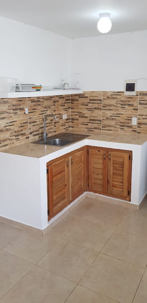 Kühlschrank, Mikrowelle, Herdplatte, Wasserkocher mit Kaffee-/Teezubehör