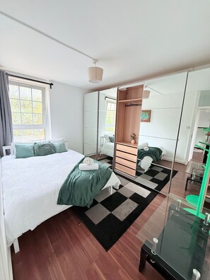 2 bedrooms, Internet, bed sheets - East End Escape -2 bedroom for 6ppl near Central LONDON- 3mins to DLR overground (London)