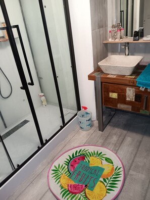 Regadera, amenidades de baño gratuitas, secadora de cabello, toallas 