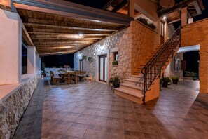 Outdoor dining - Peaceful Villa Near Krka Waterfalls (Skradin)