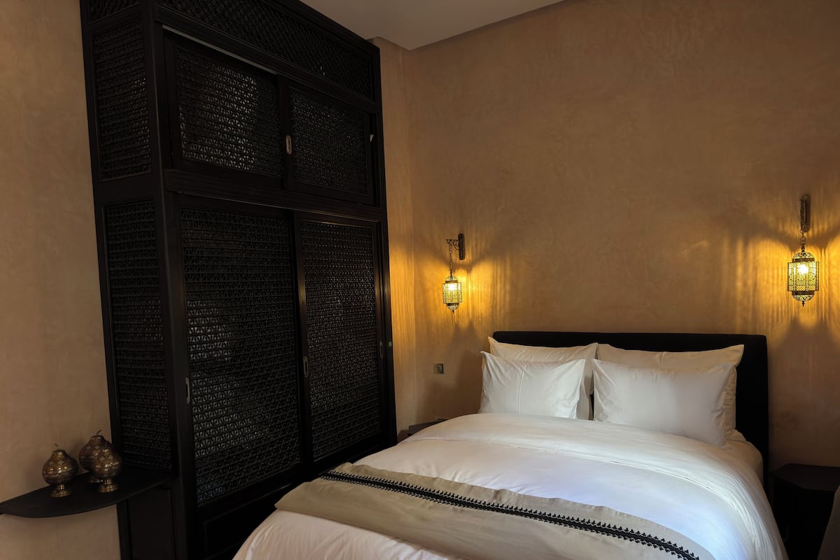 Deluxe Room | Iron/ironing board, free WiFi