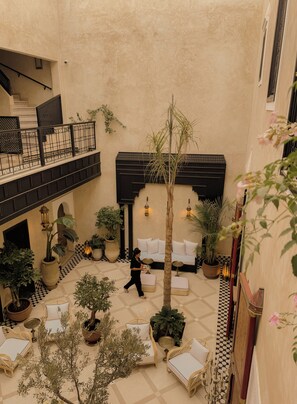 المنشأة من الخارج