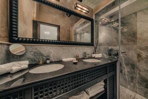 Superior Suite | Bathroom | Hair dryer, slippers, towels, soap - Riad Dar Yuba  (Marrakech)