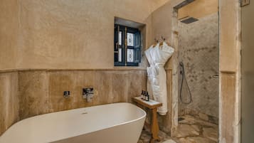 Suite Deluxe | Salle de bain | Sèche-cheveux, chaussons, serviettes fournies, savon