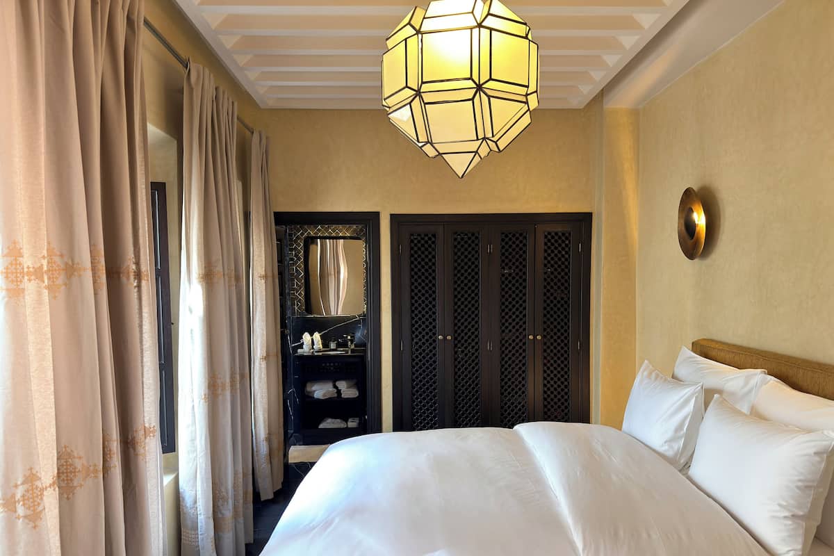 Deluxe Room | Iron/ironing board, free WiFi