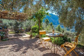 Outdoor dining - Casita de montaña cerca del mar ideal senderismo (Fornalutx)