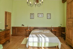 1 bedroom, WiFi, bed sheets - Bed and Breakfast 'Chambre Chez L'habitant - 2' with Mountain View and Wi-Fi (Sermérieu)