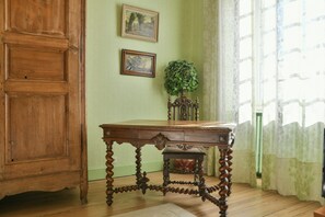 Interior - Bed and Breakfast 'Chambre Chez L'habitant - 2' with Mountain View and Wi-Fi (Sermérieu)