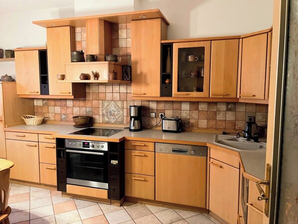 Mikrowelle, Herdplatte, Geschirrspüler