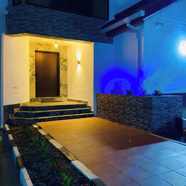 المنشأة من الخارج