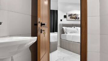 Ducha, toallas, jabón, papel higiénico