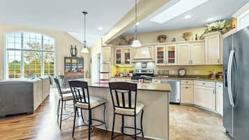 冰箱、微波炉、烤箱、炉灶