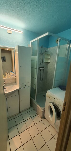Shower, hair dryer, towels, soap - Collioure Waterfront, T3, sea view, large terrace, beach, parking (Collioure)