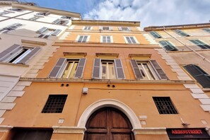 A building facade with multiple windows, a central arched entrance, and a sign indicating 'ARROSTRENT'. - TRASTEVERE, CAMPO DE' FIORI, ROME: ON FOOT, NETFLIX, AIR CONDITIONING, WI-FI   (Roma)