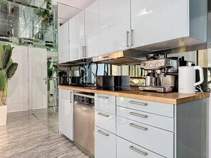 Private kitchen - Stunning 2 bed in Sadaf 6 (Dubai)