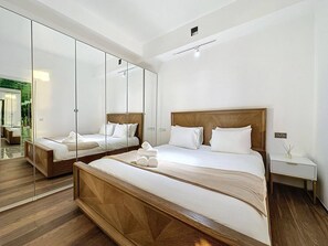 Tabla de planchar con plancha, wifi y ropa de cama 