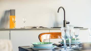 Apartamento, 1 quarto, sacada | Cozinha privada | Geladeira, micro-ondas, cooktop, lava-louças