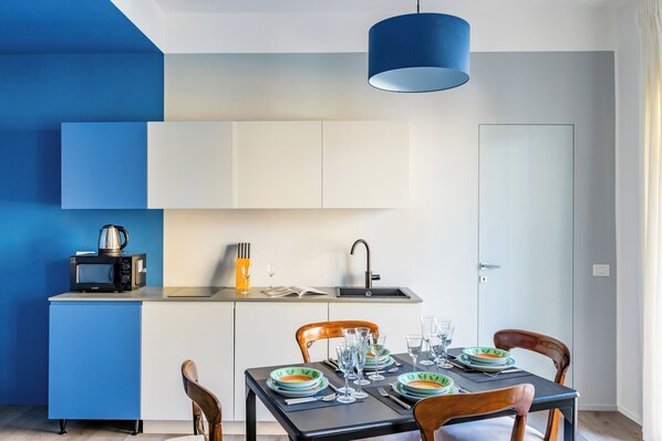 شقة - غرفة نوم واحدة - بشرفة | مطبخ خاص | ثلاجة، ميكروويف، موقد طهي مسطح، غسالة أطباق